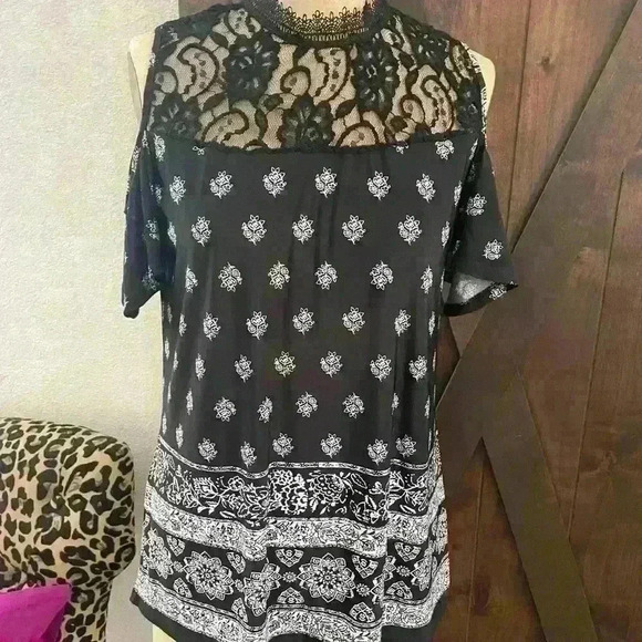 Lavish Cold Shoulder Size Small with Lace Details Printed Black and White - Picture 2 of 7